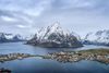 Norge forbindes ofte med runde fjelde, men Lofotens tinder er spidse og pudrede med sne helt frem til slutningen af maj. Foto: Berge/Knoff/Natural Light/Visitnorway