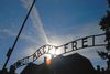 Den berygtede indgangs-port til det, som nazisterne kaldte en arbejdslejr. Foto: www.auschwitz.org