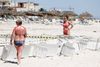 Der var kun få mennesker på stranden i den tunesiske by Sousse efter fredagens terrorangreb, der kostede 38 mennesker livet. De fleste turister var lørdag på vej hjem. Foto: Darko Vojinovic/AP