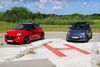 Petroleumsblå Fiat og postkasserød Opel til test. Da testdagen er gået, og der skal sættes dobbeltstreg under dagens resultat, viser det interessante sig: S-sving og isvaffel udgør den store forskel på disse to biler. Foto: Flemming Haslund