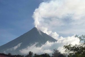 Filippinernes mest aktive vulkan ulmer, og et udbrud kan være nært forestående. Flere tusinde evakueres.