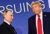 USA's præsident, Donald Trump, ser til ved siden af Ruslands præsident, Vladimir Putin, under en pressekonference efter deres møde for at forhandle en afslutning på krigen i Ukraine, på Joint Base Elmendorf-Richardson i Anchorage, Alaska, USA, den 15. august 2025. REUTERS/Kevin Lamarque TPX IMAGES OF THE DAY