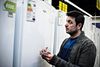 Ilyas Dogru fra Forbrugerrådet Tænk finder et vildledende energimærke på et køle/fryseskab. Skalaen på mærket går til A, så man får indtryk af, at A+ er ekstra energivenligt, men i virkeligheden går skalaen til A+++. Foto: Anita Graversen