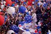 Det er med ydmyghed, beslutsomhed og grænseløs tro på USA's potentiale, at jeg accepterer jeres nominering af mig som USA's præsident, siger Clinton. Foto: John Locher/AP