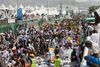 Redningsarbejdere og muslimske pilgrimme samles omkring de døde i Mina nær Mekka i Saudi Arabien.