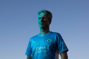 Morten Olesen ved godt, at der må være noget om snakken, når Manchester City har 115 anklager på nakken. Han ærgrer sig over fodboldens udvikling. Men »trøjerne er stadig lyseblå«, og så længe de er det, vil han være fan.