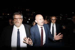 Søren Papes konservative tropper holdt valgfest i storslåede rammer. Men valgresultatet blev alt andet end storslået. K-profiler bakker dog fortsat op om Pape som partiformand. 