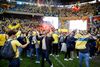 Mange Brøndby-fans løb ind på stadion, da dommeren fløjtede kampen af og Brøndby kunne kalde sig danske mestre. Foto: Martin Sylvest/Ritzau Scanpix