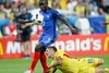 N’Golo Kante har pillet bolden fra Rumæniens Nicolae Stanciu i EM’s åbningskamp. I den officielle statistik angives N’Golo Kantés højde til 169 cm, men det er ifølge hans tidligere træner, Piotr Wojtyna, 5 cm for højt. Foto: Christophe Ena/AP