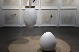 Sophia Kalkau: ”Blow an Egg”, 2019. I baggrunden et udsnit af fotoserien ”Solen er hvid/Off White”, 2014. Foto: Lars Svanholm