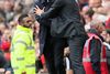 Manchester Uniteds manager Jose Mourinho og Manchester Citys manager Pep Guardiola i omfavnelse. Foto: Martin Rickett/AP