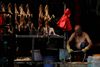Slagtede hunde til salg i en forretning på et kødmarked under den årlige lokale hundekødsfestival i Yulin i Den Autonome Guangxi-region i det sydlige Kina. Regionen er blandt de mest hundespisende i Kina, hvor mellem 10 og 20 millioner hunde årligt ender på en tallerken. Foto: REUTERS/Tyrone Siu.