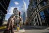 Normalt er der fyldt med mennesker i frokostpausen i finansdistriktet City of London, men det er slut nu. Foto fra "lunch time" den 21. august: Tolga Akmen/AFP
