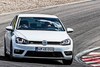 VW Golf R-line har en front med store luftindtag og ligner med sine spoilere umiddelbart den heftige Golf R. Køreegenskaberne er solide og sikre. Fotos: Thomas Hjortshøj