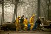 Brand- og politifolk bærer et offer for naturbrandene i Californien i en ligpose. Skov- og naturbrande er blandt de katastrofer, der er blevet registreret langt flere af. Arkivfoto: AP/Noah Berger