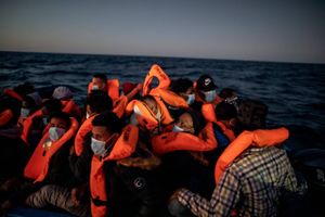 Hjælpeorganisationer afviser anklagerne om, at de skulle stå i ledtog med menneskesmuglere i Middelhavet. 