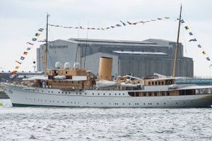 Kongeskibet "Dannebrog", der koster 40 mio. kr. om året, kan erstattes af en lystyacht, så dronningen også kan bringe et offer til finansieringen af forsvaret som befolkningen med store bededag, mener Benny Adriansen. Arkivfoto: Mogens Flindt