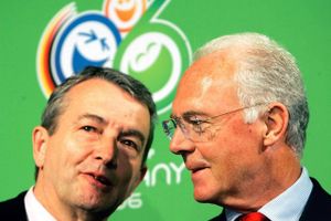 Den nu fratrådte DFB-præsident, Wolfgang Niersbach, og fodboldlegenden Franz Beckenbauer under en workshop i marts 2006 op til VM-slutrunden. Niersbach var dengang vicepræsident og pressechef for organisationskomitéen, som Beckenbauer stod i spidsen for. Foto: Frank Augstein/AP