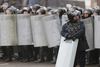 Kasakhisk politi blokerer en vej i Almaty under en demonstration mod stigninger i prisen på brændstof, 5. januar 2022. Foto: Pavel Mikheyev/Reuters