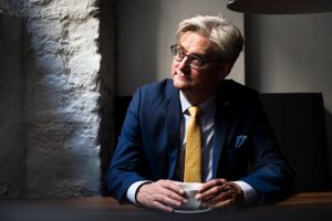 Søren Pind fortryder ikke, at han forlod dansk politik. Han drømmer om at fjerne statens støttekroner til partierne, så alle konsulenterne forsvinder fra Christiansborg og tvinger politikerne til at kunne selv. Og så håber den tidligere minister på, at der står en blød sofa i himlen og venter på ham, når han engang skal herfra.  