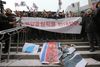 Mandag forsøgte sydkoreanske demonstranter at brænde et nordkoreansk flag samt et billede af Nordkoreas leder, Kim Jong-un. Foto: Ahn Young-joon