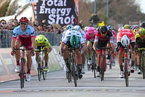 Marcel Kittel (Katusha) sprintede sig mandag til sin anden etapesejr i årets udgave af etapeløbet Tirreno-Adriatico. Foto: AP/Dario Belingheri