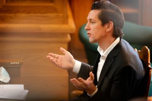 Det er et problem, når helt unge piger tvinges til at bære tørklæde, mener regeringen, som nu vil nærstudere kontroversielt forslag om et forbud.