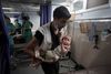 En palæstinensisk læge på vej til at behandle en pige fra Gaza, der er såret under landoffensiven, som er i fuld gang i Gaza nu.
