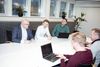 Lars Kok (tv.) er adm. direktør i Komplex it. Han og driftschef Johan Blume Antonsen (hvid skjorte) ses blandt nogle af it-firmaets 33 ansatte, som alle har takket ja til at eje en andel. Foto: Christian Lykking