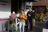 Folk stod i kø, i behørig afstand, for at hente takeaway og fastfood, da New Zealand lempede de stramme restriktioner for kontakt, som blev indført tidligt i marts som led i bekæmpelsen af coronaudbruddet. Billedet er fra Auckland. Foto: Ruth McDowall/Reuters