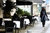 Tomme borde og stole foran en restaurant i Berlin. Restauranter i Tyskland må tidligst åbne klokken 6 om morgenen og skal senest lukke igen klokken 18 pga. corona. Foto: Annegret Hilse/Reuters