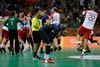 Frankrigs stjernespiller Nikola Karabatic (forrest) må se på, mens de danske håndboldspillere i baggrunden fejrer sejren i OL-finalen. Foto: Matthias Schrader/AP