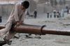 Civile afghanere har i årtier lidt under krigshandlinger. Her leger en afghansk dreng på en ødelagt kampvogn fra den sovjetiske invasion i 1979-89.