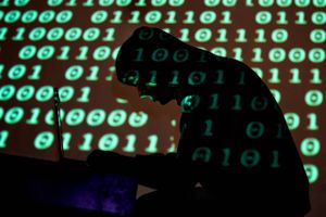 It-eksperter og myndigheder verden over advarer mod, at hackere kan tiltuske sig ubegrænset adgang til computere og servere ved at udnytte hul i udbredt software. 