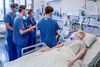 De fleste patienter indlagt på en intensivafdeling er vågne, og derfor er det muligt at træne deres hjerne. Tidligere var det almindeligt, at patienterne lå i koma. Her er det en gruppe læger på et hospital i Hamborg, der intruduceres til et nyt respiratorsystem. Arkivfoto: Pool/Reuters