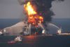 Slukningsfartøjer omkring den brændende ”Deepwater Horizon”, der var anledning til den største oliekatastrofe nogensinde.