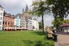 Langs Rhinen har Köln dejlige promenader - og lige bagved ligger byens centrum med mange kirker. Foto: Mogens Hansen