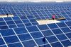 Kinesiske solcellepaneler i byen Zhangye. Foto: AP.