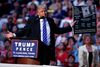Donald Trump holder et skilt, hvoraf det angiveligt fremgår, hvor meget en række arabiske lande har bidraget til Hillary Clinton valgkampagne. Foto: Evan Vucci/AP