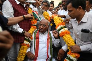 Det indiske Kongresparti har valgt en 80-årig veteran som ny formand.