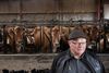 Landmand Holger Hedelund Poulsen har gjort sin produktion af mælk mindre klimabelastende. Han advarer om, at mælken fra mange andre lande belaster klimaet mere. Foto: Mads Frost