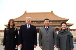 Helt usædvanligt fik Donald Trump og hustruen Melania en personligt guidet tur i Den Forbudte By af Kinas præsident Xi Jinping og dennes hustru, Peng Liyuan. Foto: Andrew Harnik/AP