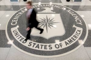 Tidligere efterretningsmand er sigtet for at have videregivet hemmelige oplysninger om CIA til Kina. 
