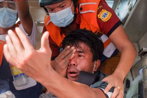Lørdag kostede vedvarende demonstrationer og sammenstød med politi i Myanmar menneskeliv i storbyen Mandalay.