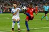 Englands Ryan Bertrand (i rødt) kæmper om bolden med Slovakiets Robert Mak. Foto: Kirsty Wigglesworth/AP