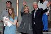 I 2014 blev Hillary Clinton mormor, da datteren Chelsea fødte en pige. Her ses Hillary Clinton med sin mand, tidligere præsident Bill Clinton, datter, svigersøn og barnebarn.