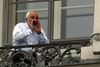Den iranske udenrigsminister, Mohammad Javad Zarif, taler med journalister fra en balkon i Wien, hvor atomforhandlingerne foregår.
