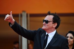 Filminstruktøren Quentin Tarantino hilser på sine fans inden Cannes-premieren på hans nye film "Once Upon a Time... in Hollywood". Foto: Alberto Pizzoli/AFP