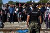 Migranter venter på at komme med toget mod Serbien på banegården i Gevgelija.