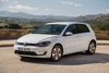 Volkswagen e-Golf ligner enhver anden Golf, bortset fra C-formede LED-kørelys og en blå linje i kølergrillen. Foto: VW